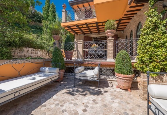 Deliziosa terrazza affacciata sulla piscina ospita la zona relax con divani e poltrona - Fontespina 6