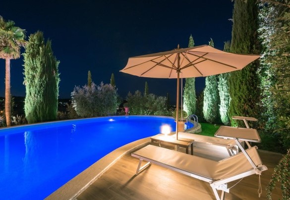 Romantica vista notturna sulla zona prendisole con lettini e l'ombrellone illuminata - Fontespina 6