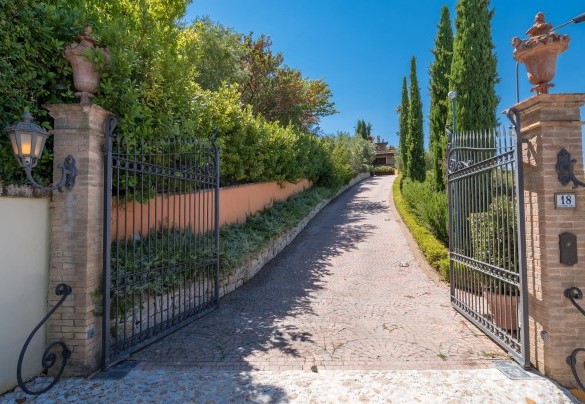 L'ingresso della residenza attrezzato di un cancello automatico - Fontespina 6
