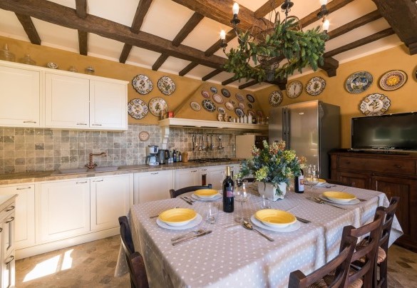 Graziosa cucina attrezzata con il tavolo apparecchiato per 6 persone - Fontespina 6