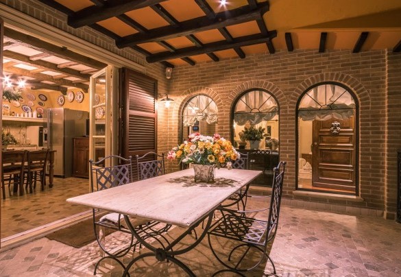 Elegante porticato illuminato collegato alla cucina attrezzata - Fontespina 6