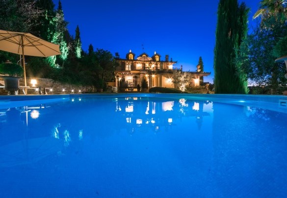 Splendida vista notturna della graziosa residenza e la piscina illuminata - Fontespina 6