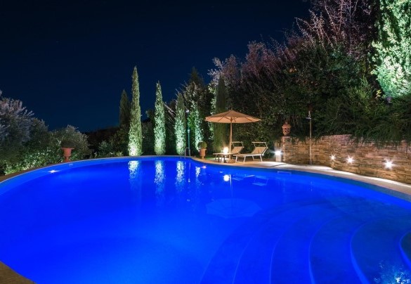 Graziosa piscina panoramica illuminata di notte- Fontespina 6