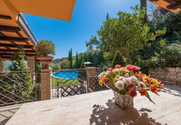 Elegante tavolo da pranzo nel porticato fronte piscina panoramica - Fontespina 6