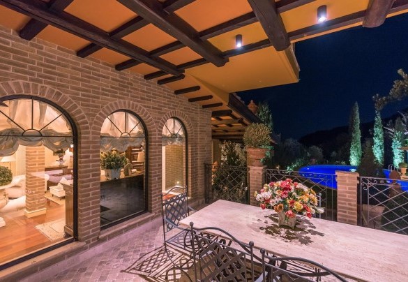 Elegante porticato illuminato attrezzato da tavolo da pranzo con vista piscina - Fontespina 6
