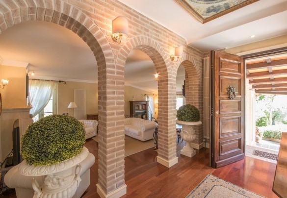 Elegante corridoio all'ingresso della villa con vista su open space living room - Fontespina 6