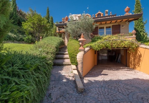 Stradina di acceso alla villa accompagnata dal profumo del rosmarino, garage e zona lavanderia - Fontespina 6
