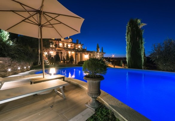Romantica vista notturna sulla zona prendisole con lettini e l'ombrellone - Fontespina 6
