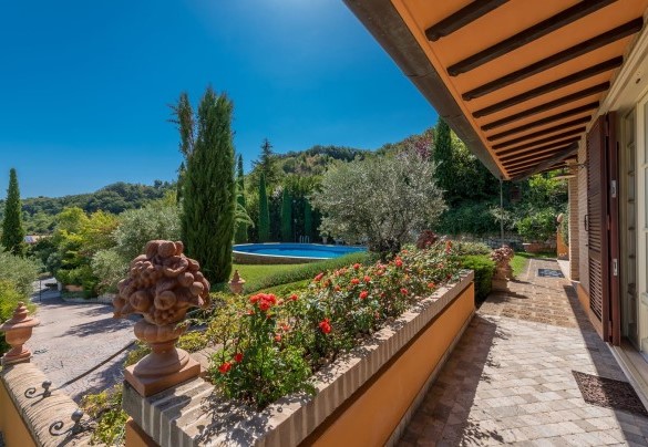 Vista dalla villa sulla piscina circondata dal curato giardino verde - Fontespina 6