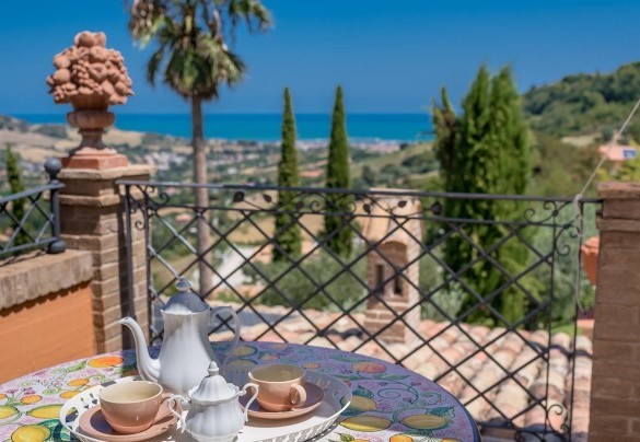 Graziosa terrazza esterna con vista mare al servizio delle camere matrimoniali n.2 e n.3 al primo piano - Fontespina 6