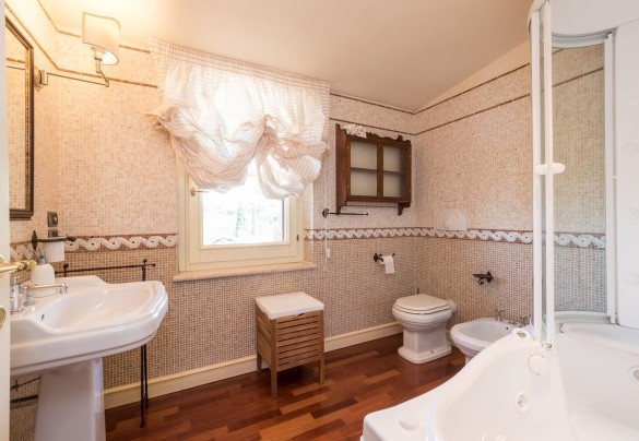 Bagno n.3 con vasca e doccia idromassaggio al servizio delle camere n.2 e n.3 - Fontespina 6
