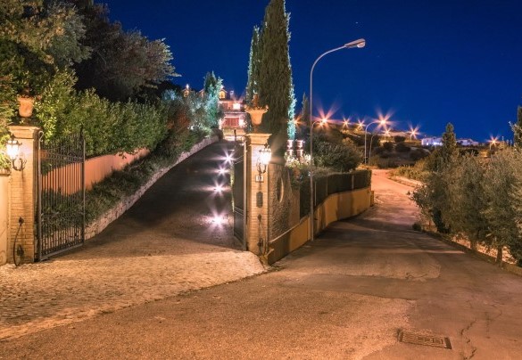La strada di accesso della residenza illuminata dalle luci esterni attrezzato di un cancello automatico - Fontespina 6