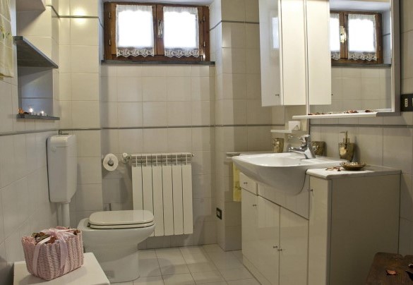 Bagno n 3 con doccia, a servizio della camera 3 ,  piano primo- Frantusa 6+2