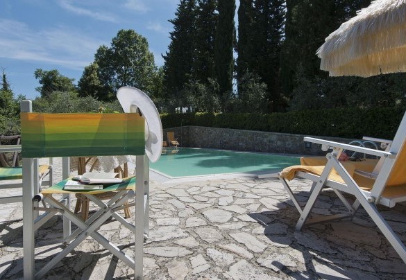 Piscina a sfioro con area solarium - Frantusa 6+2
