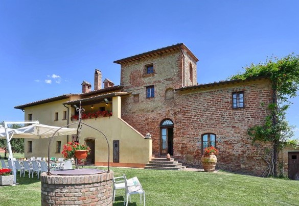 La villa è circondata da un giardino di 5000 metri quadrati a prato con bordature di piante floreali – Germagnana 