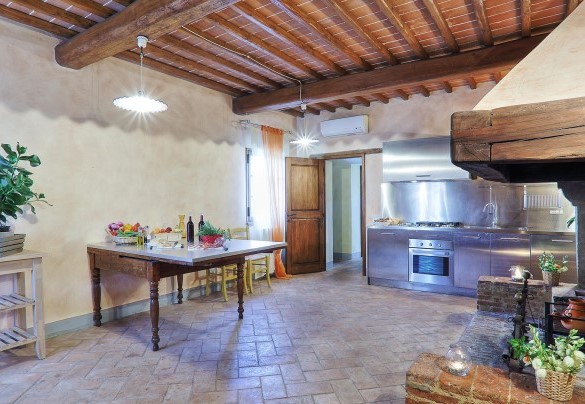 La grande cucina accessoriata al piano terra – Germagnana 