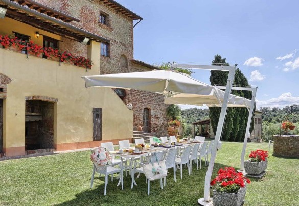 Gli ombrelloni con tavolo da pranzo in comoda posizione davanti al casale – Germagnana 