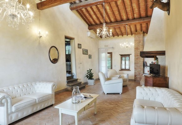 Open space con zona salotto, caminetto non in uso e Tv al primo piano – Germagnana