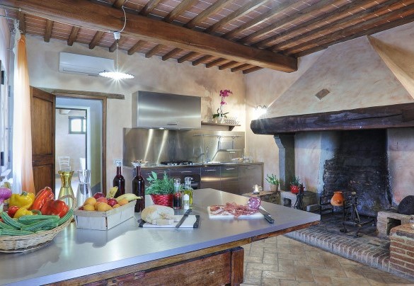La grande cucina accessoriata al piano terra – Germagnana 