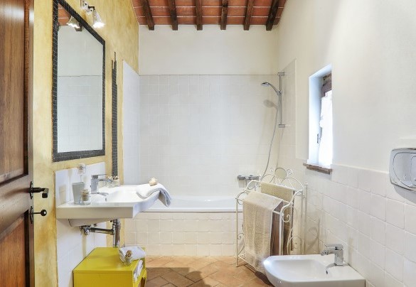 Bagno con vasca n.6 al primo piano vicino alla camera n.5. App B – Germagnana 