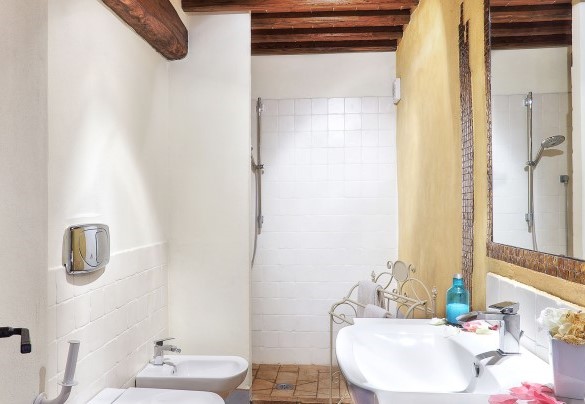 Bagno con doccia n.2 al piano terra. App B – Germagnana 