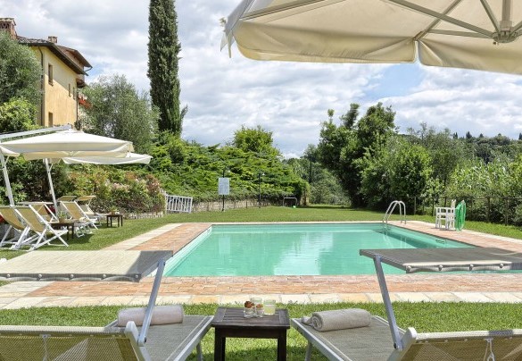 La piscina dona all’ospite un affaccio unico sulle dolci colline tipiche della zona – Germagnana 