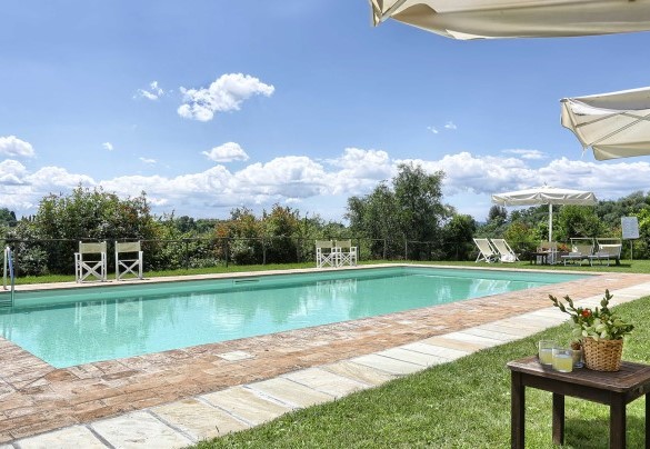 La piscina con bordo in travertino misura 6x12 mt con una profondità che varia da 1 m a 1.40 m– Germagnana 