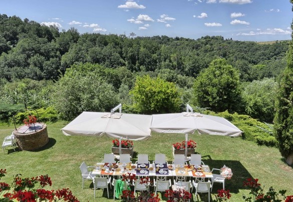 Gli ombrelloni con zona pranzo all’aperto, a pochi passi dal casale– Germagnana 