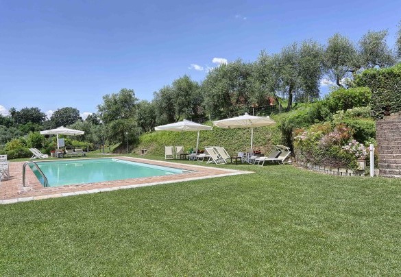 La piscina a un livello inferiore, è raggiungibile scendendo degli scalini – Germagnana 