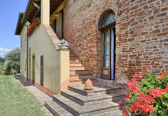 La villa circondata da piante floreali, aromatiche, rose ed essenze tipiche della zona – Germagnana 