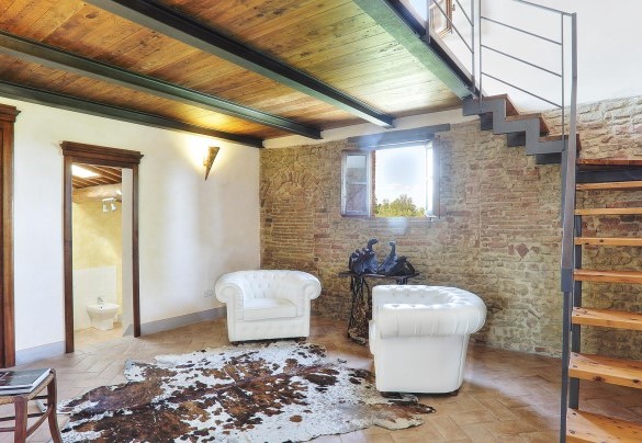 Zona salotto al primo piano con le scale per il ballatoio – Germagnana 