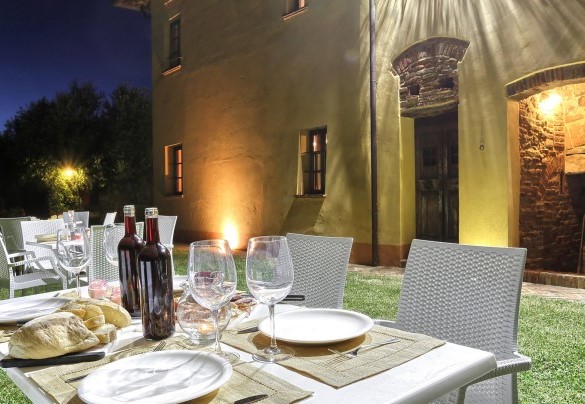 Il tramonto dietro le colline e la villa che acquista un nuovo charme - Germagnana 