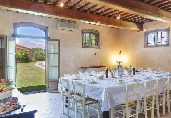 La sala da pranzo al piano terra con uscita diretta in giardino – Germagnana 