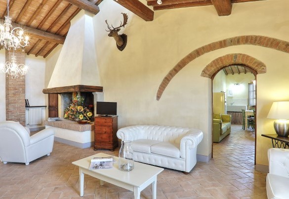 Open space con zona salotto, caminetto non in uso e Tv al primo piano – Germagnana