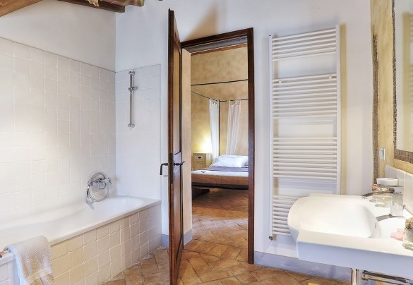 Bagno con vasca n.4, en-suite alla camera n. 3. App A – Germagnana 