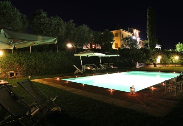 L’illuminazione permette di fruire dell’area piscina in occasioni notturne - Germagnana 