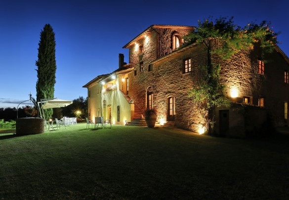 La villa si accende per godere di momenti indimenticabili sotto il cielo toscano - Germagnana 