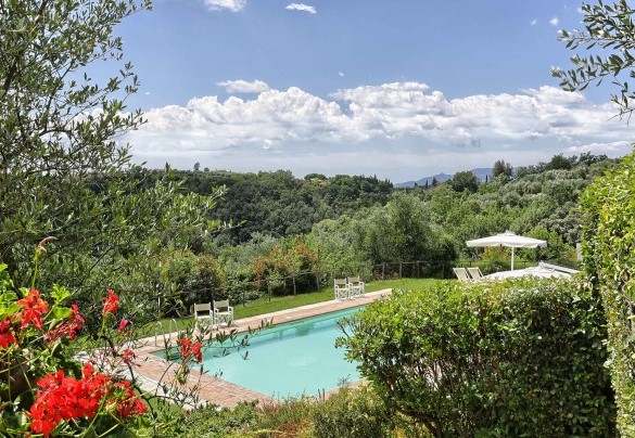 La piscina circondata da piante floreali, aromatiche, rose ed essenze tipiche della zona come allori, melograni, olivi e cipressi – Germagnana 