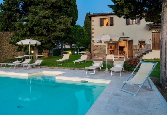 The property is surrounded by a 1500 square meter garden, fenced and bordered along the perimeter by hedges - Gli Spilocchili 