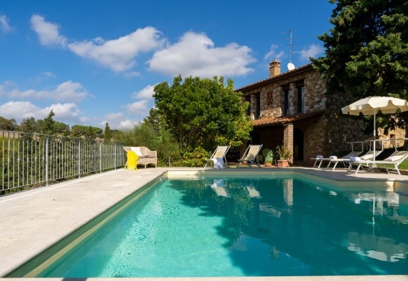 The beautiful swimming pool is located a few meters from the two houses - Gli Spilocchi