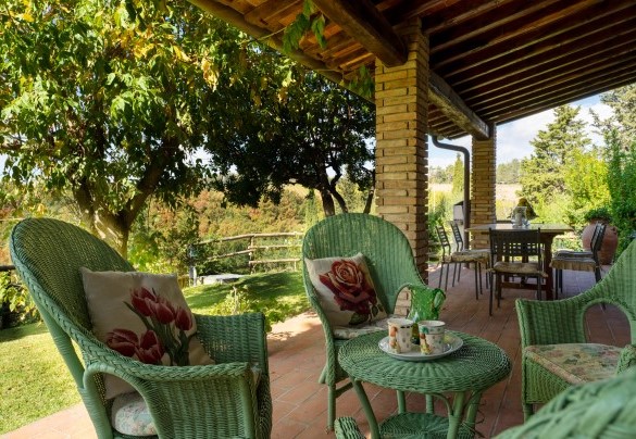 The outdoor living area is located in the shaded portico of the Fienile, ideal for moments of relaxation - Gli Spilocchi 