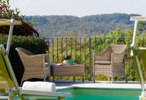The captivating solarium surrounds the swimming pool - Gli Spilocchi  