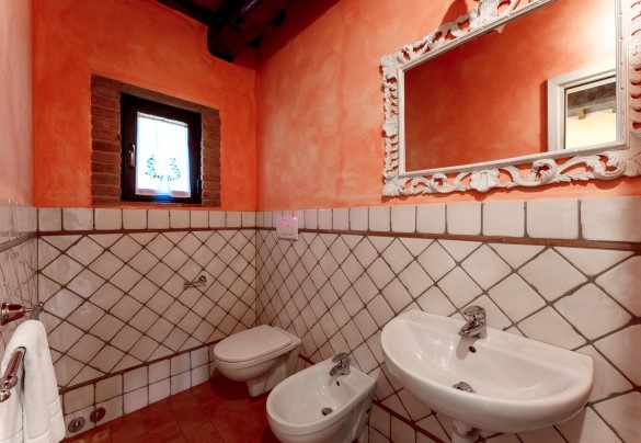 Bathroom with shower on the first floor, Unit B "Il Fienile" - Gli Spilocchi    
