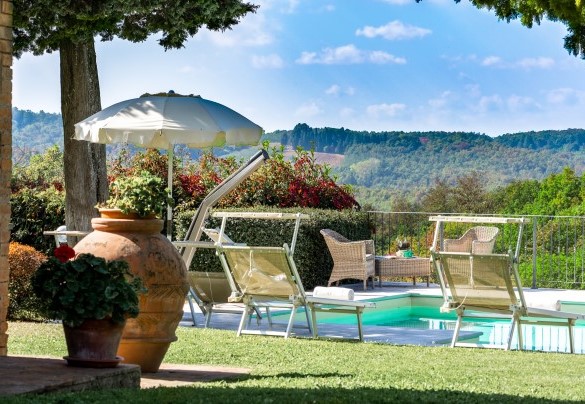 The swimming pool set in the green lawn with a unique view of the rolling hills - Gli Spilocchi 