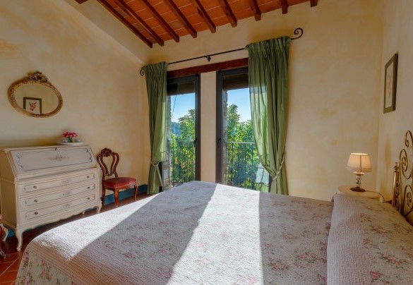 Double bedroom on the first floor, Unit B "Il Fienile" - Gli Spilocchi    