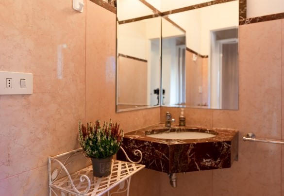 Guest bathroom with shower on the first floor, Unit A “Il Casale” - Gli Spilocchi    
