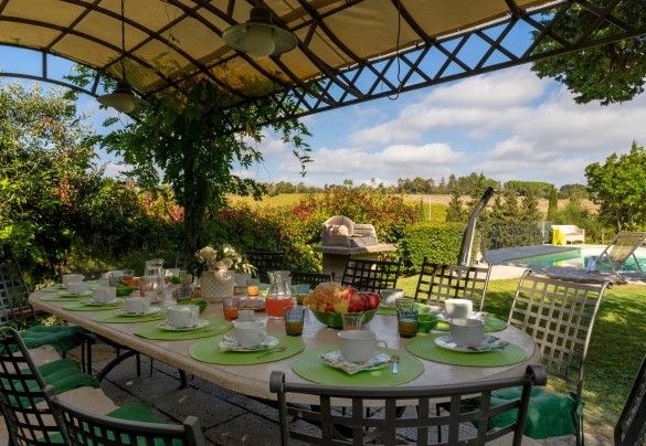 The elegant and shaded gazebo hosts the outdoor table - Gli Spilocchi