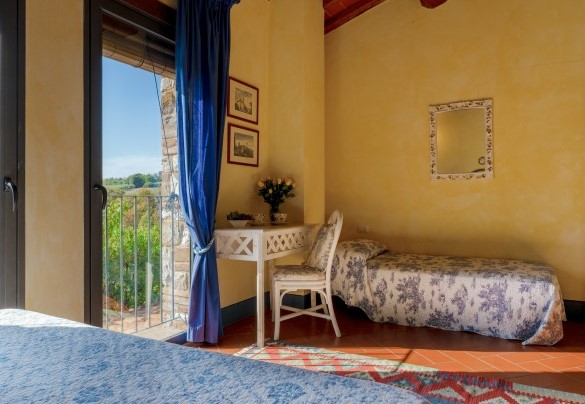 Double bedroom on the first floor, Unit B "Il Fienile" - Gli Spilocchi    