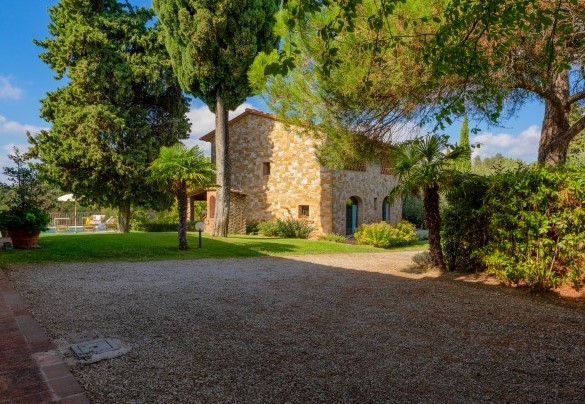 The estate is located just outside Gambassi Terme, on the road to Volterra - Gli Spilocchi