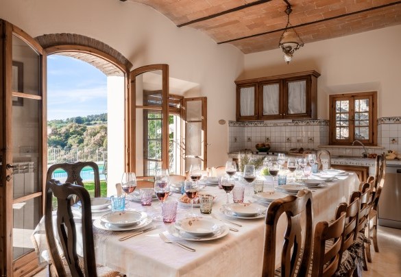 The dining area with the table set up for important lunches - Gli Spilocchi    
